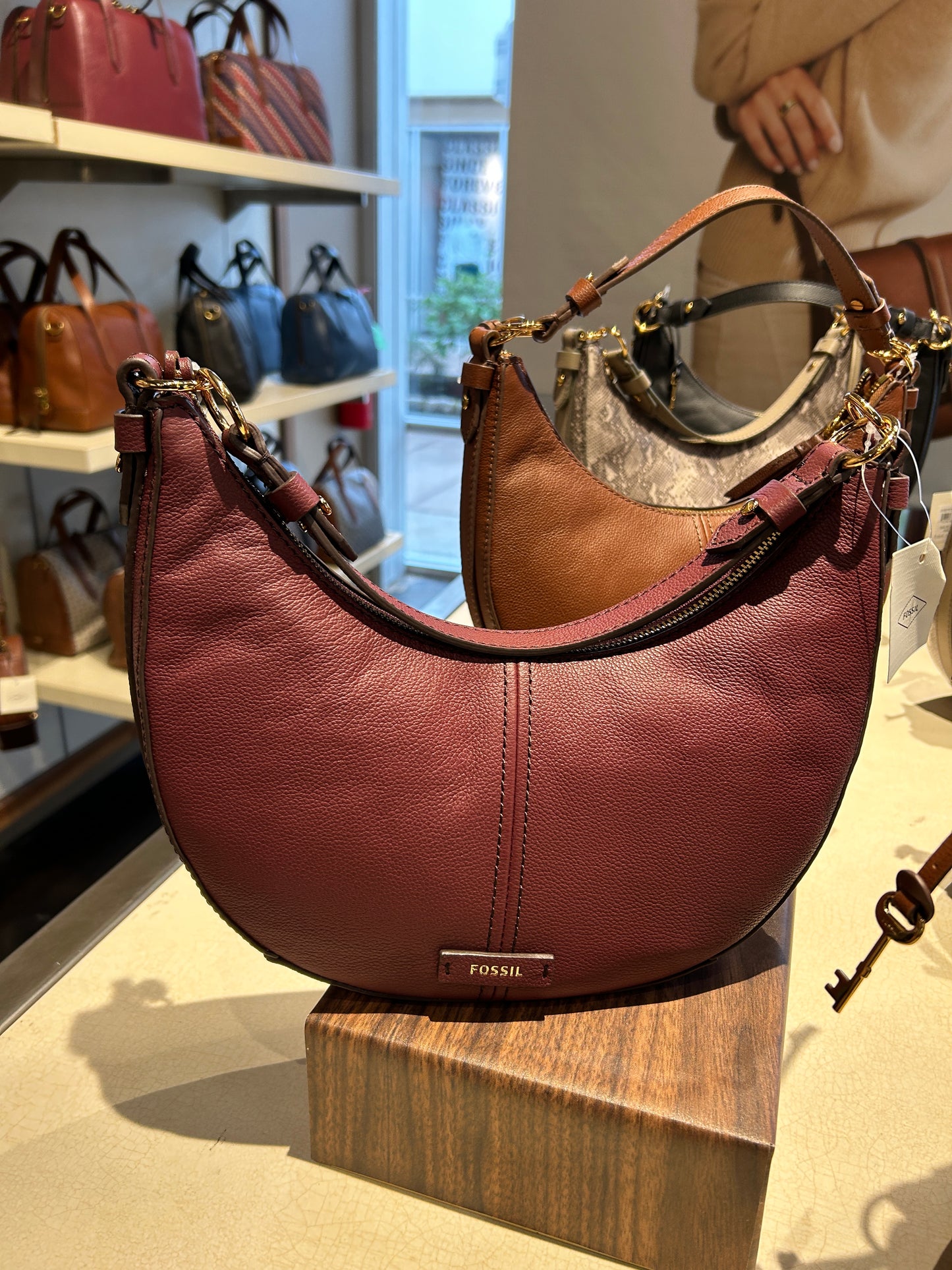 Fossil Shae small Hobo In Wine (Pre-order)