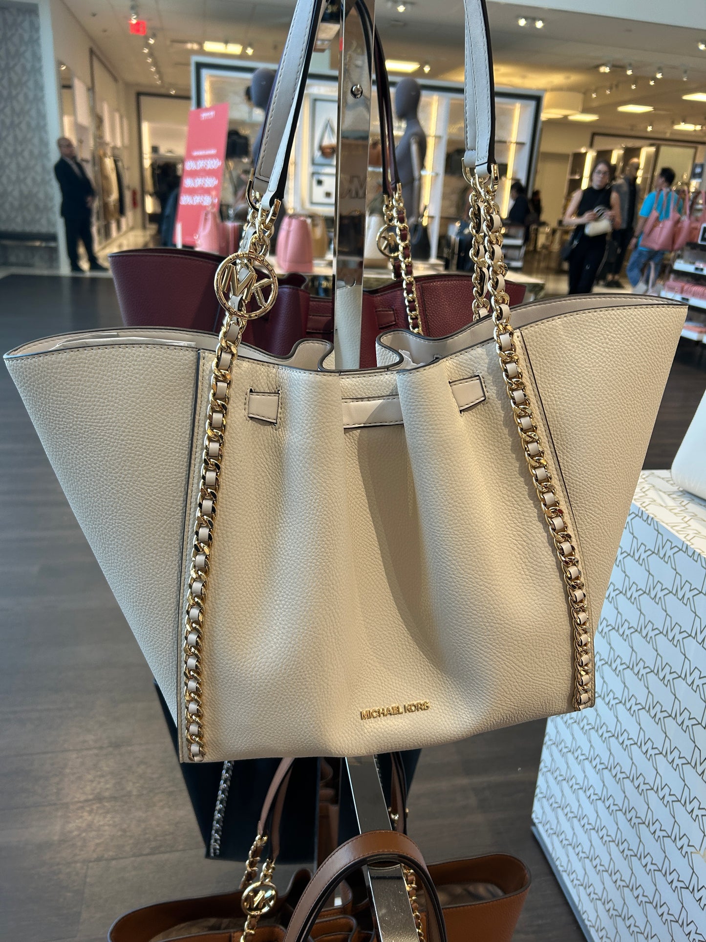 Michael Kors Mina Large Belted Chain Tote In Lt Cream (Pre-Order)