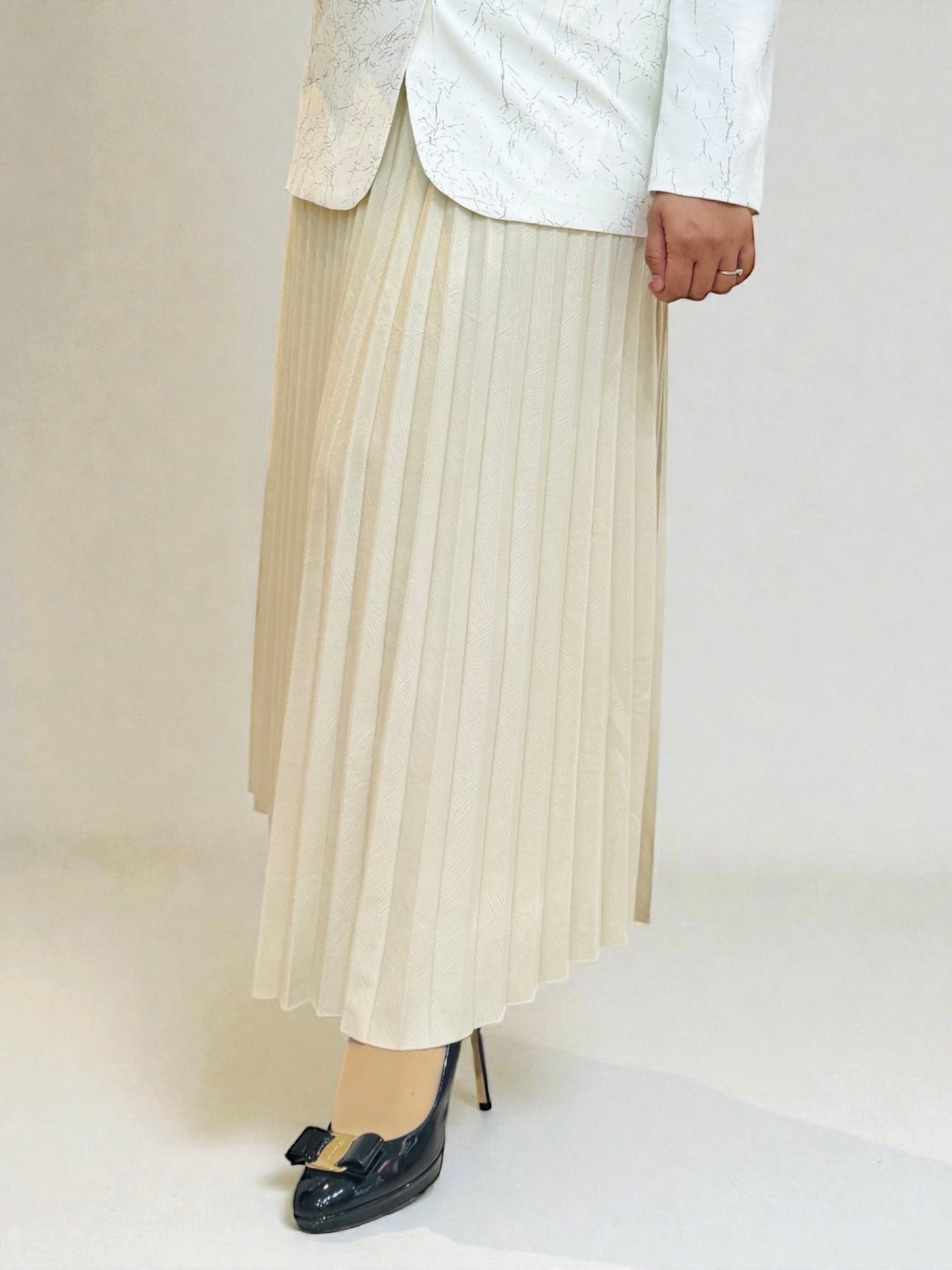 Raffida Aurora Velvet Skirt In Cream