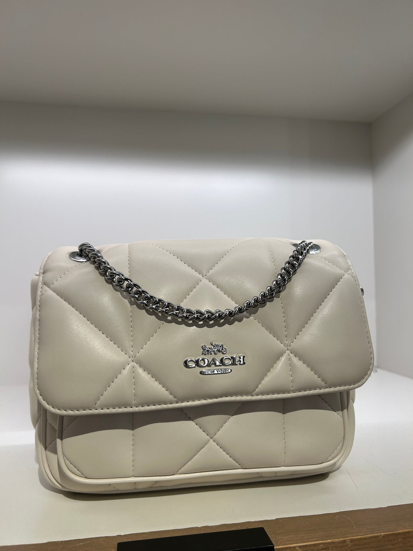 Coach Klare Crossbody 25 With Puffy Diamond Quilting In Chalk (Pre-order)