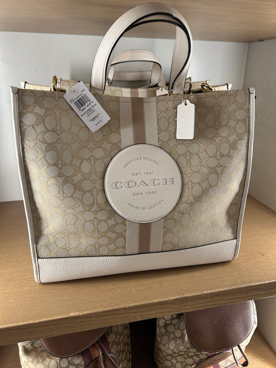 Dempsey Tote 40 Signature Jacquard With Patch In Light Khaki Chalk (Pre-Order)