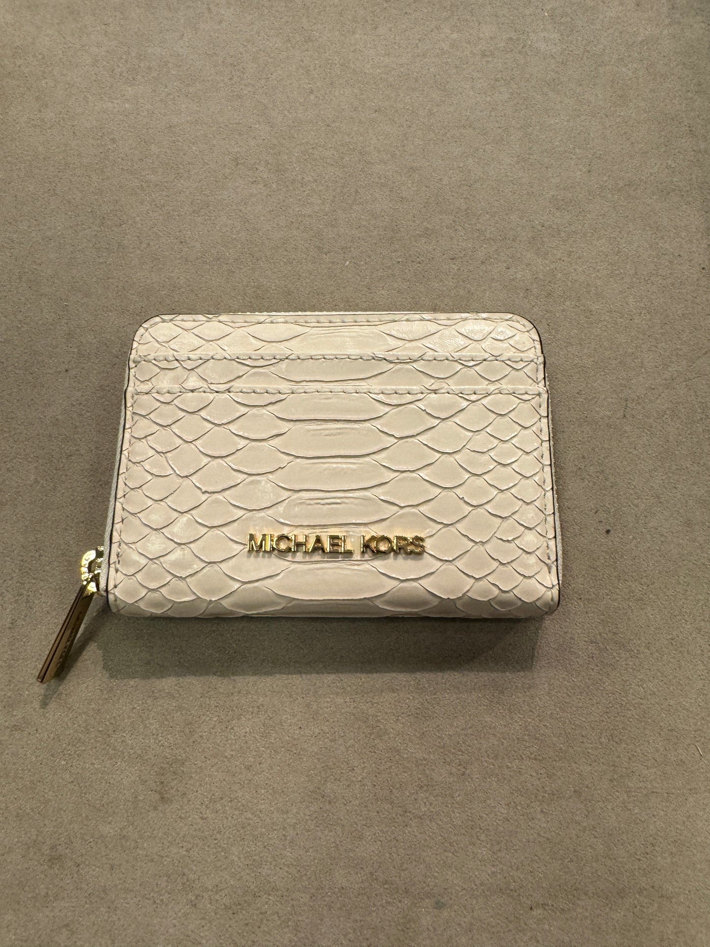Michael Kors Medium Zip Around Card Case In Embossed Chalk (Pre-order)