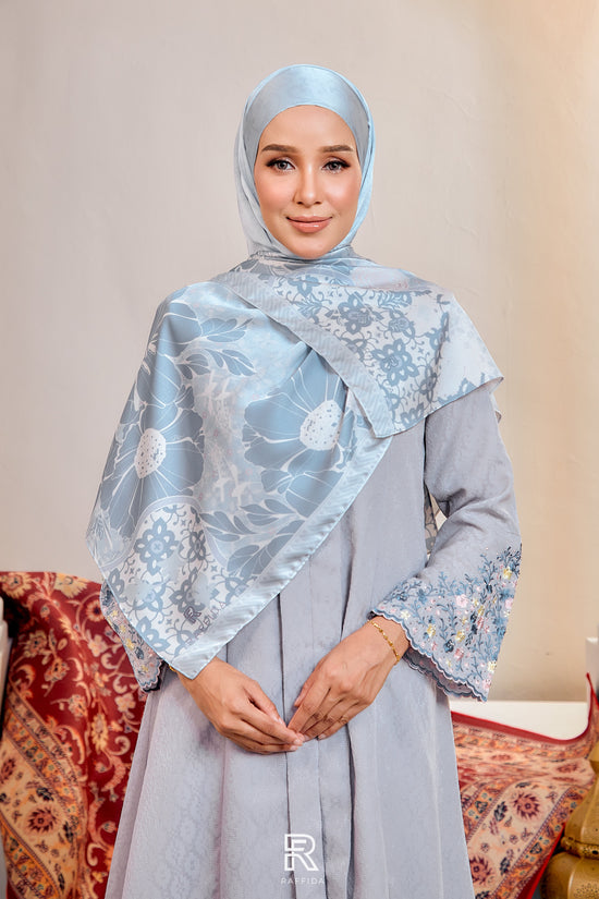 Raffida Dahlia Shawl In Blue