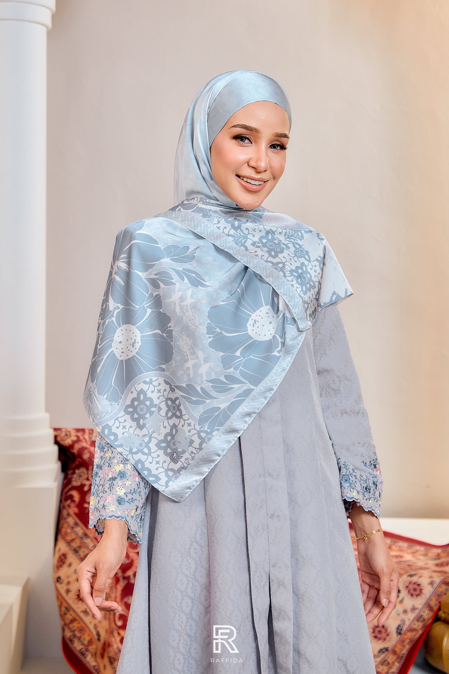 Raffida Dahlia Shawl In Blue