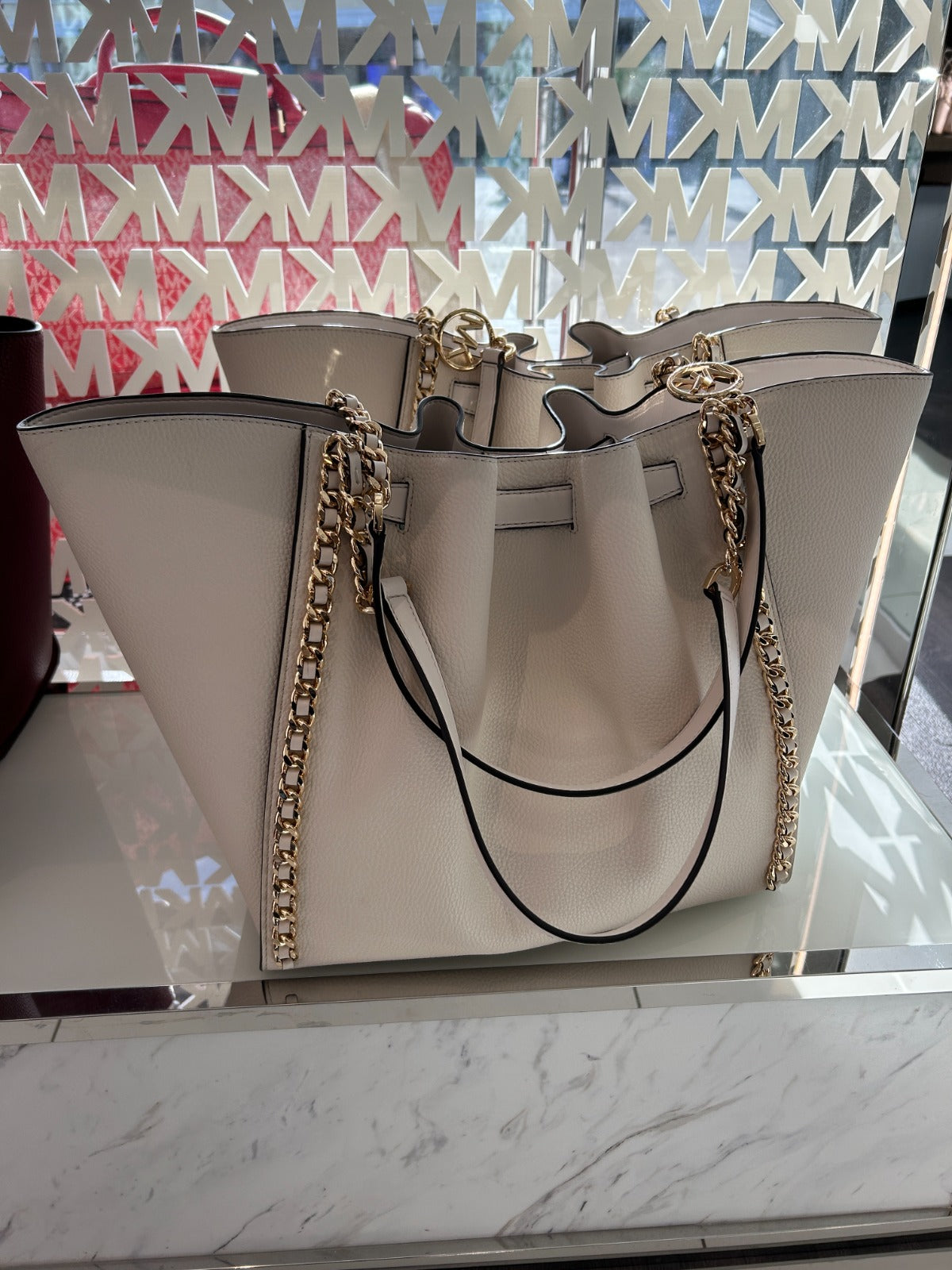 Michael Kors Mina Large Belted Chain Tote In Lt Cream (Pre-Order)