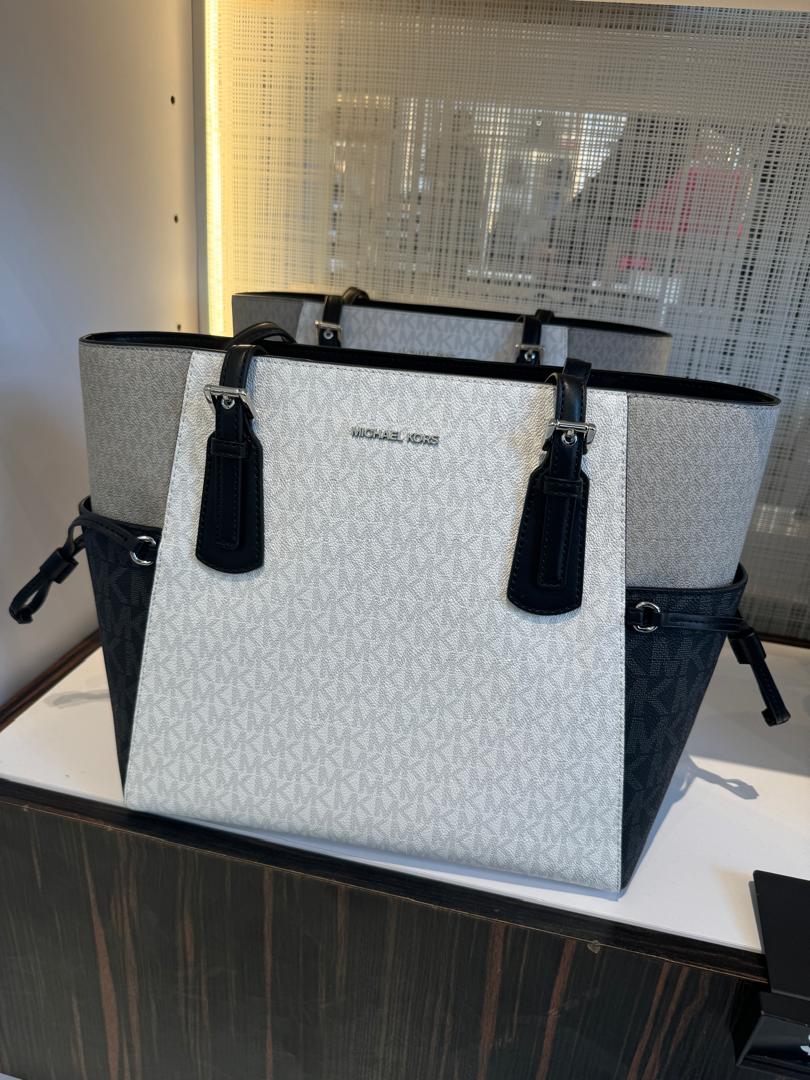 Michael Kors Voyager Large Color-Block Signature Logo Tote Bag In Optic White Multi (Pre-Order)