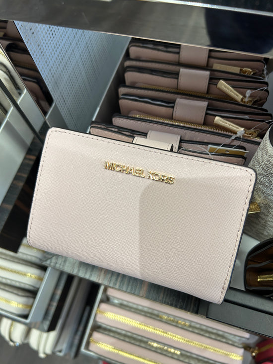 Michael Kors Jet Set Travel Medium Bifold Zip Corner Wallet In Saffiano Powder Blush (Pre-Order)